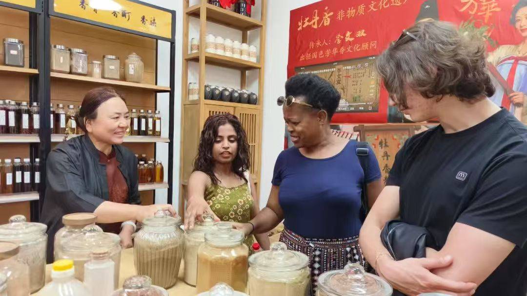 流教育基地”揭牌仪式在神都牡丹香坊顺利举行pg电子游戏网站河南科技大学“中外人文交(图5)